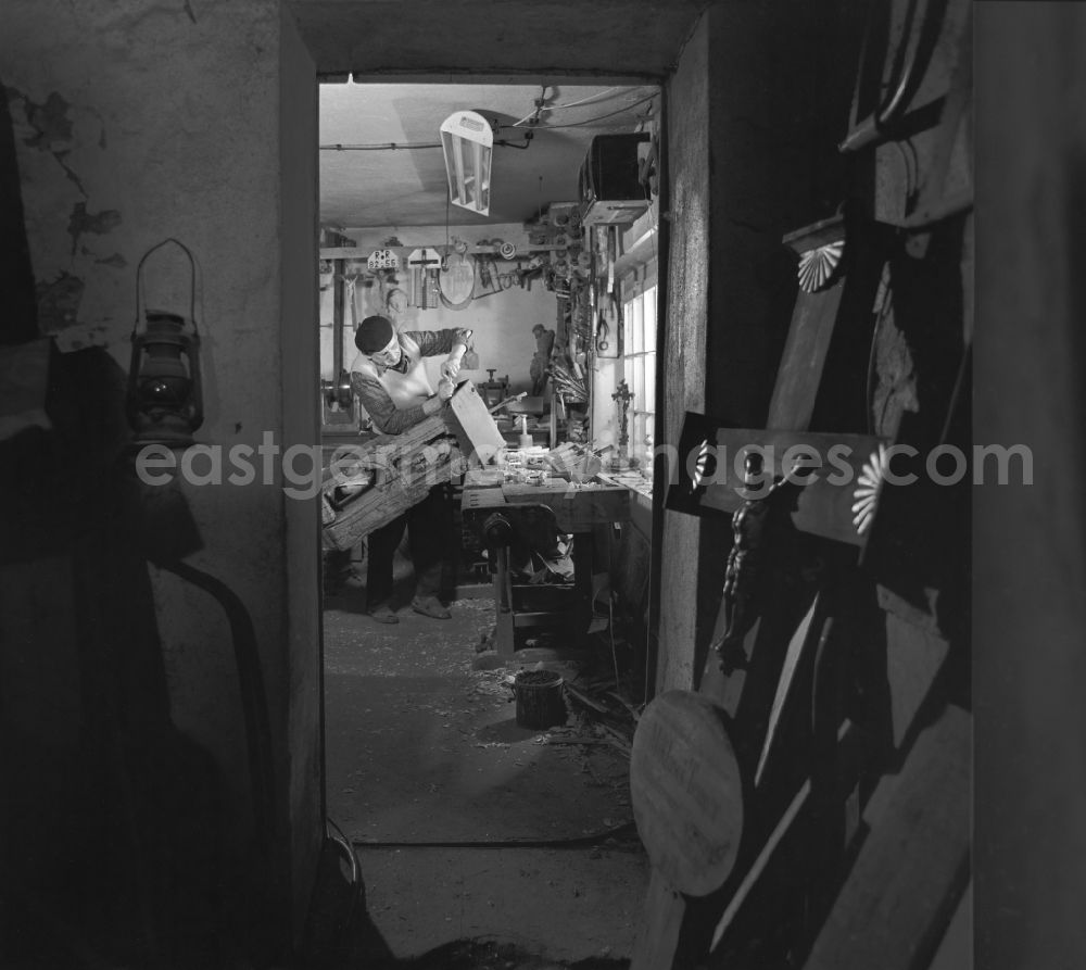 GDR image archive: Räckelwitz - Scene in the film Portrait of a Center: Staff of a woodworking craft company restoring Sorbian wood carvings in Raeckelwitz, Saxony in the area of the former GDR, German Democratic Republic