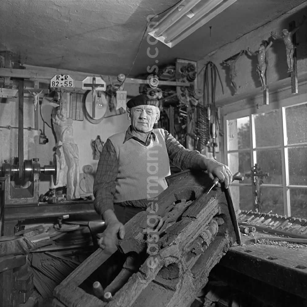 GDR photo archive: Räckelwitz - Scene in the film Portrait of a Center: Staff of a woodworking craft company restoring Sorbian wood carvings in Raeckelwitz, Saxony in the area of the former GDR, German Democratic Republic