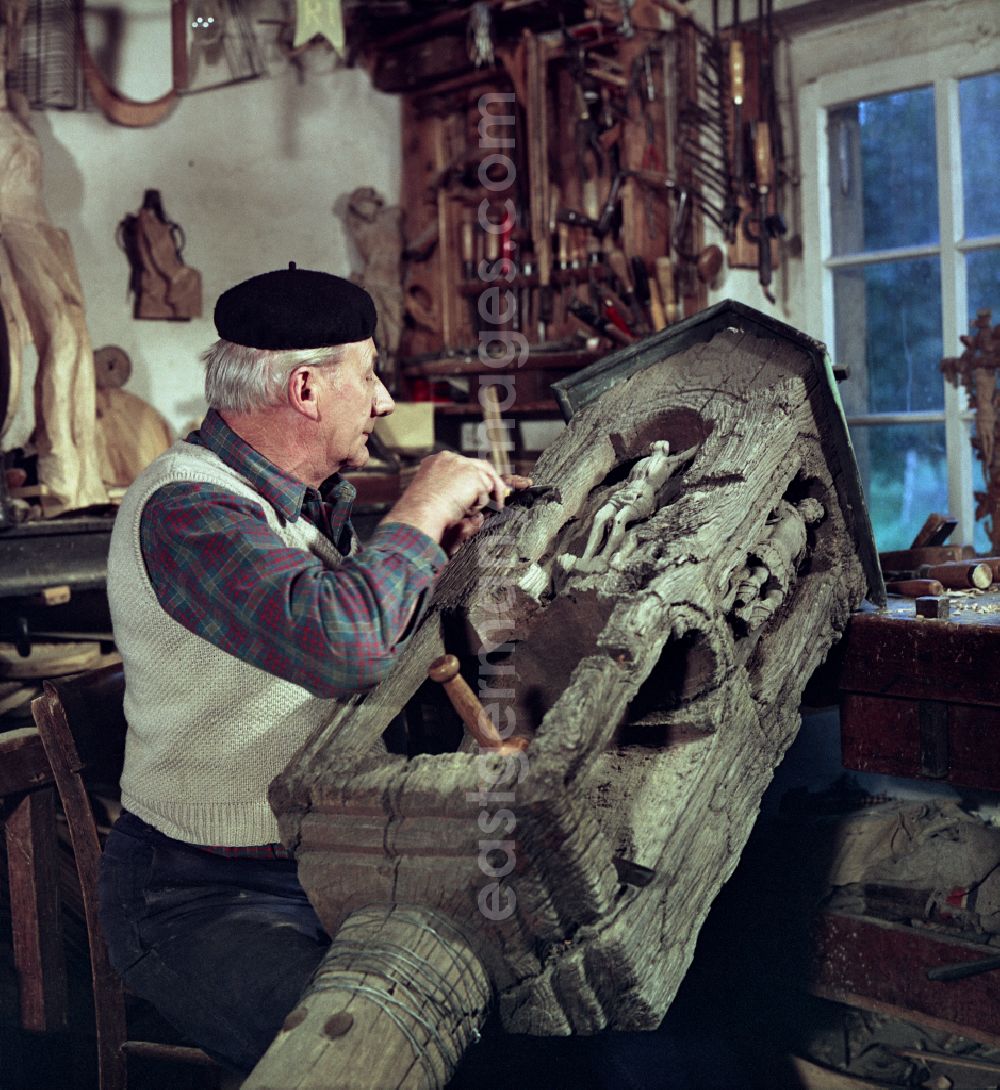 GDR image archive: Räckelwitz - Scene in the film Portrait of a Center: Staff of a woodworking craft company restoring Sorbian wood carvings in Raeckelwitz, Saxony in the area of the former GDR, German Democratic Republic