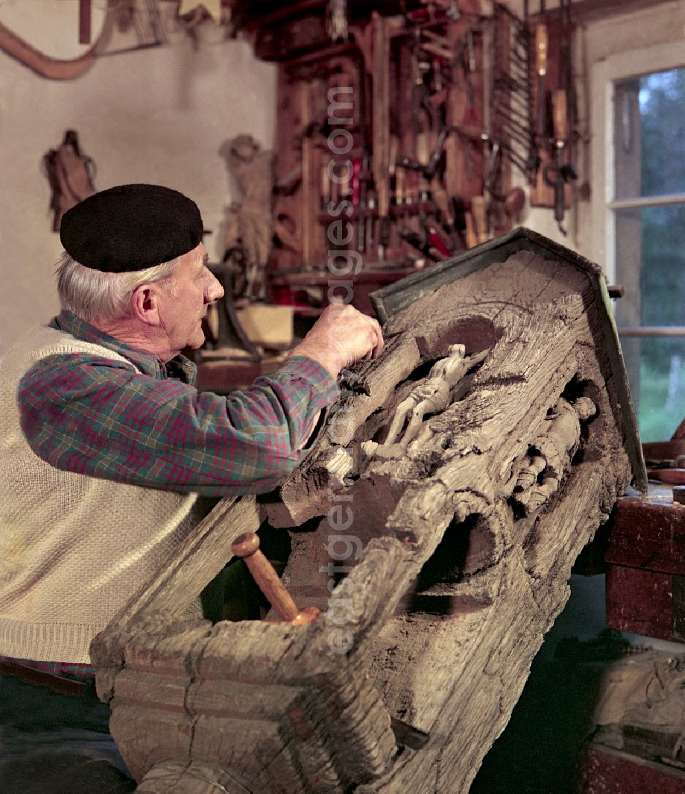 GDR image archive: Räckelwitz - Scene in the film Portrait of a Center: Staff of a woodworking craft company restoring Sorbian wood carvings in Raeckelwitz, Saxony in the area of the former GDR, German Democratic Republic