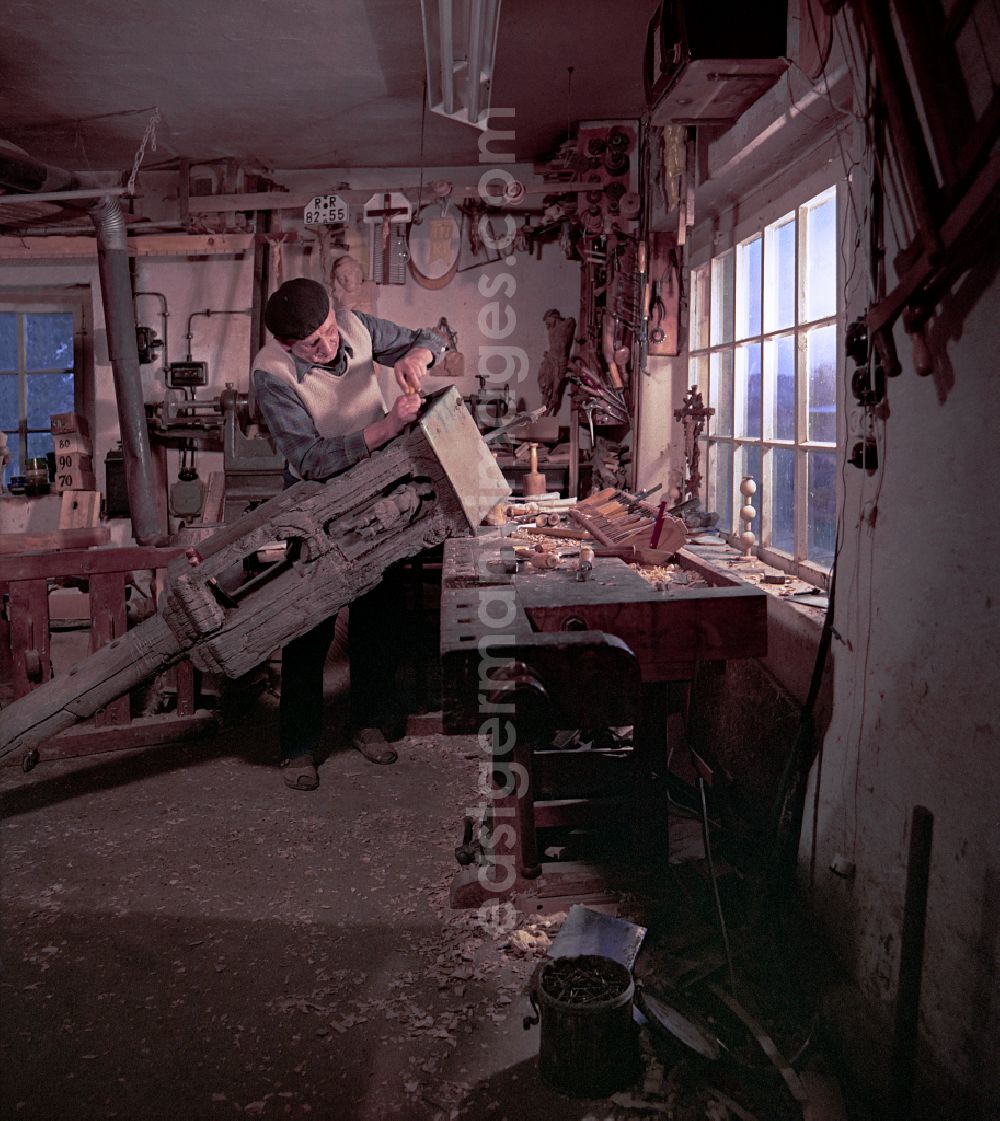 GDR photo archive: Räckelwitz - Scene in the film Portrait of a Center: Staff of a woodworking craft company restoring Sorbian wood carvings in Raeckelwitz, Saxony in the area of the former GDR, German Democratic Republic