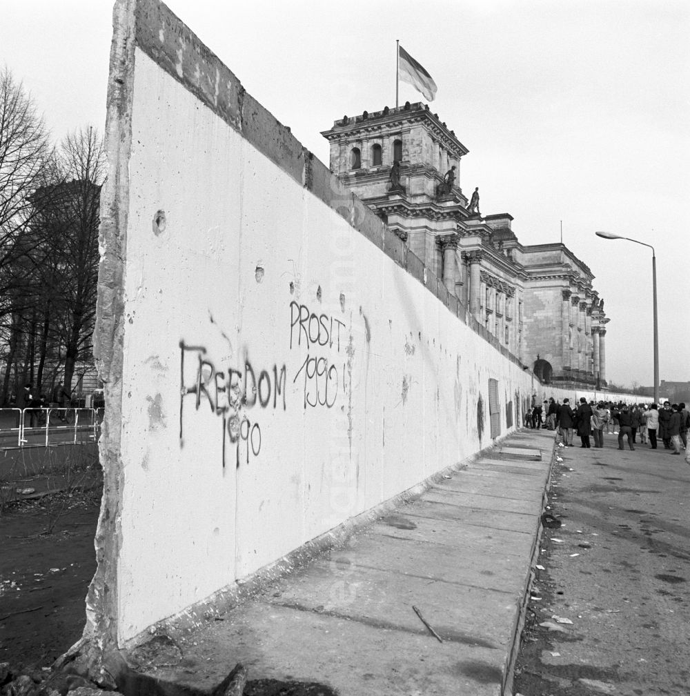 Berlin: Tourists and Berlin citizens see the demolition of the Berlin Wall  at the Reichstag building