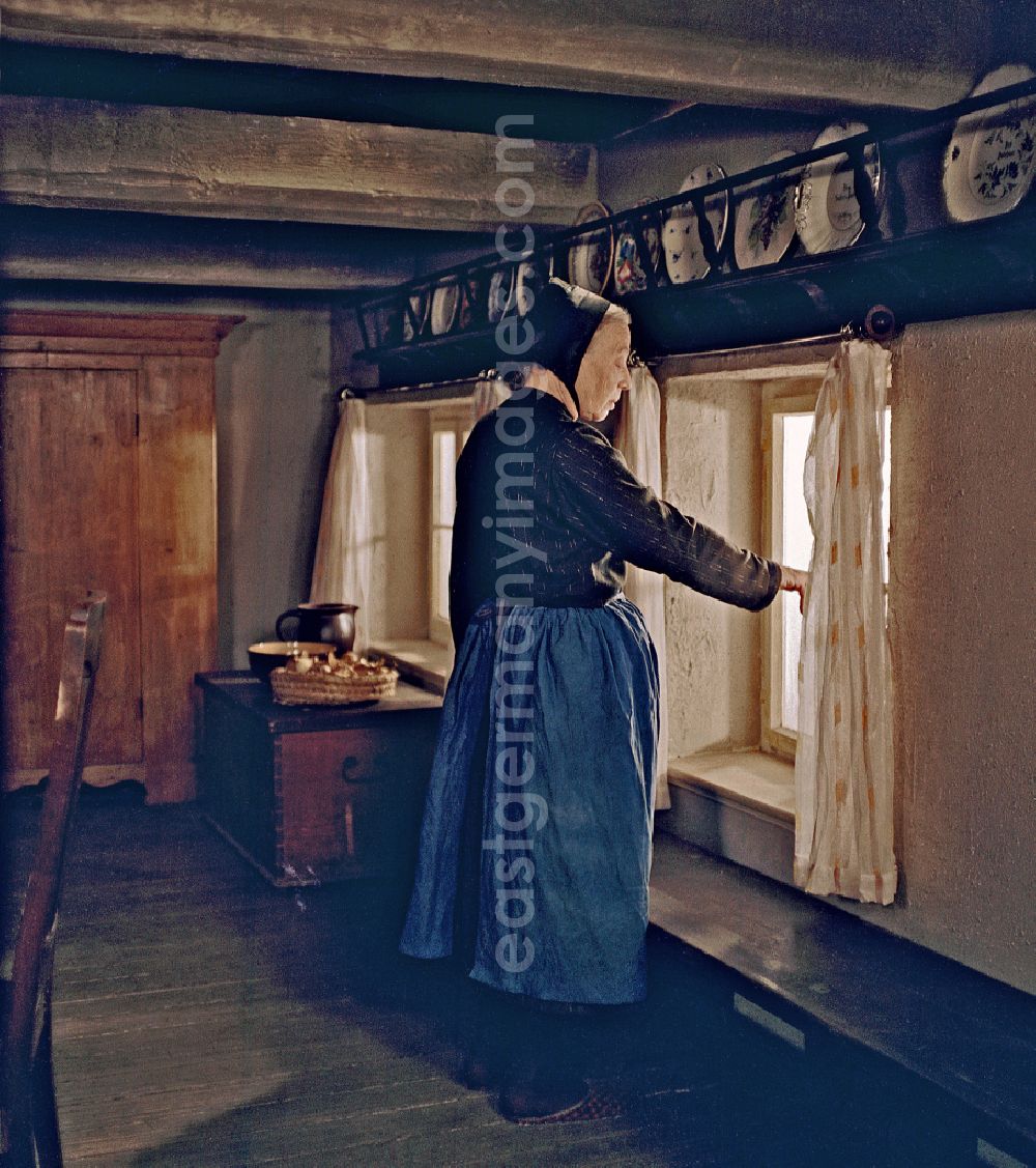 GDR image archive: Weißwasser/Oberlausitz - Traditional costumes and clothing of a Sorbian farmer's wife as a scene in the film Rublak - The Legend of the Surveyed Land in the village of Heide, Saxony in the area of the former GDR, German Democratic Republic