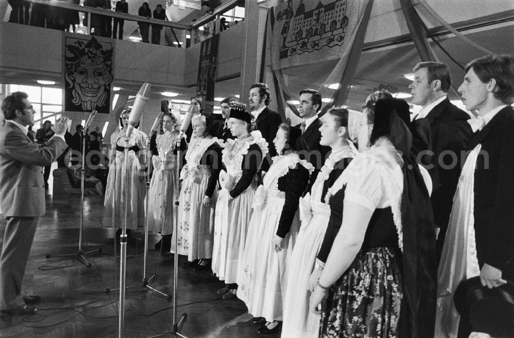 Berlin: Members of a historical traditional costume and dance group on the occasion of the Dresden Cultural Days in the foyer of the Palace of the Republic in the Mitte district of East Berlin in the territory of the former GDR, German Democratic Republic