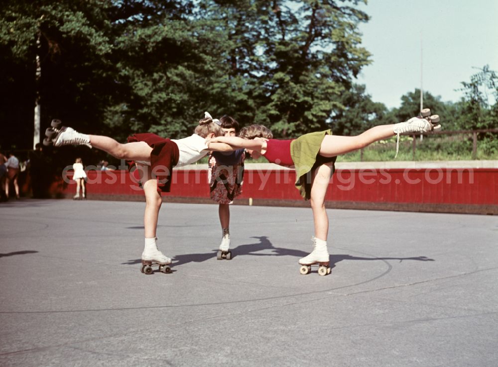 GDR photo archive: Dresden - Training and competitive sports center girls roller skating in the Rollkunstlauf department of SV Dresden-Mitte 195