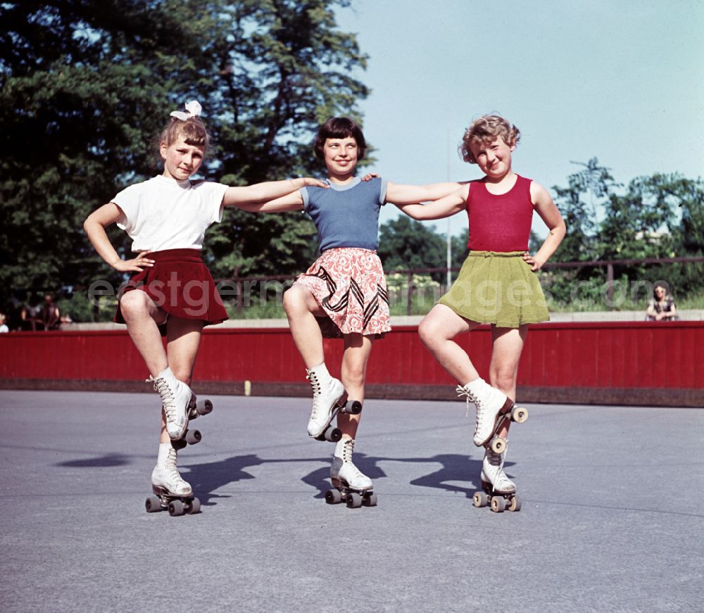 GDR picture archive: Dresden - Training and competitive sports center girls roller skating in the Rollkunstlauf department of SV Dresden-Mitte 195