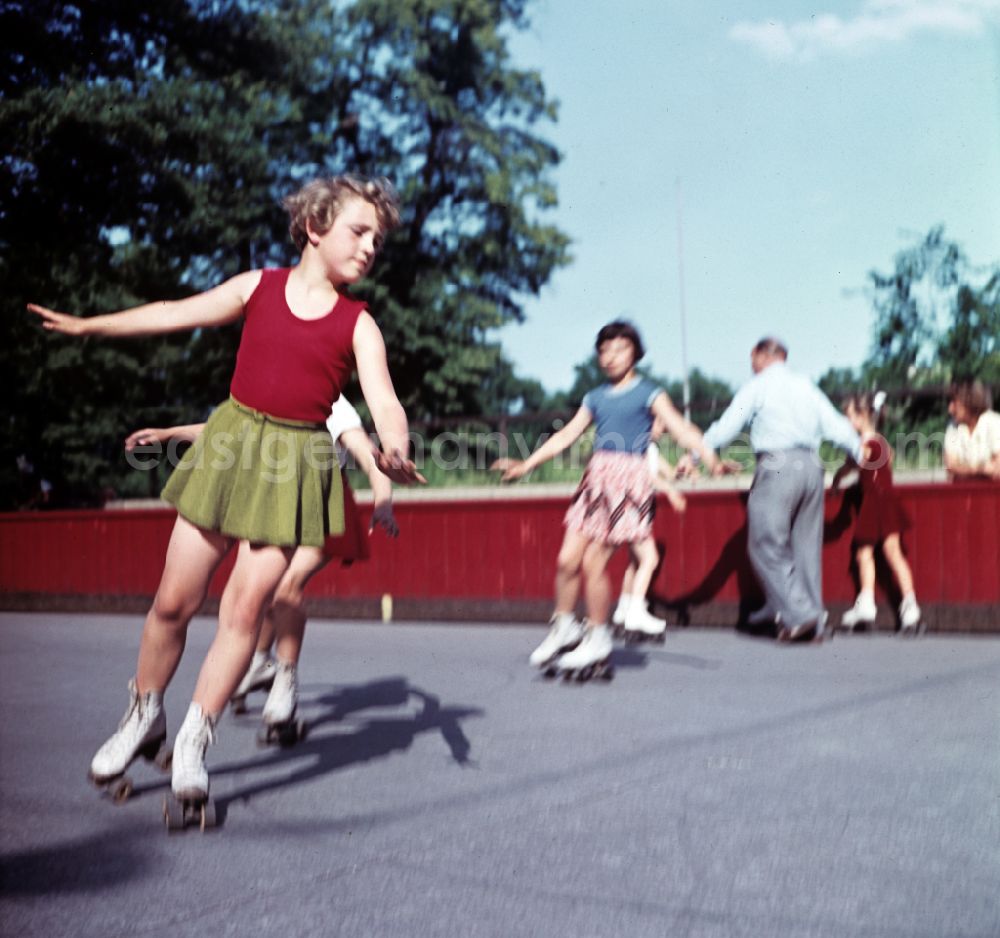 Dresden: Training and competitive sports center girls roller skating in the Rollkunstlauf department of SV Dresden-Mitte 195