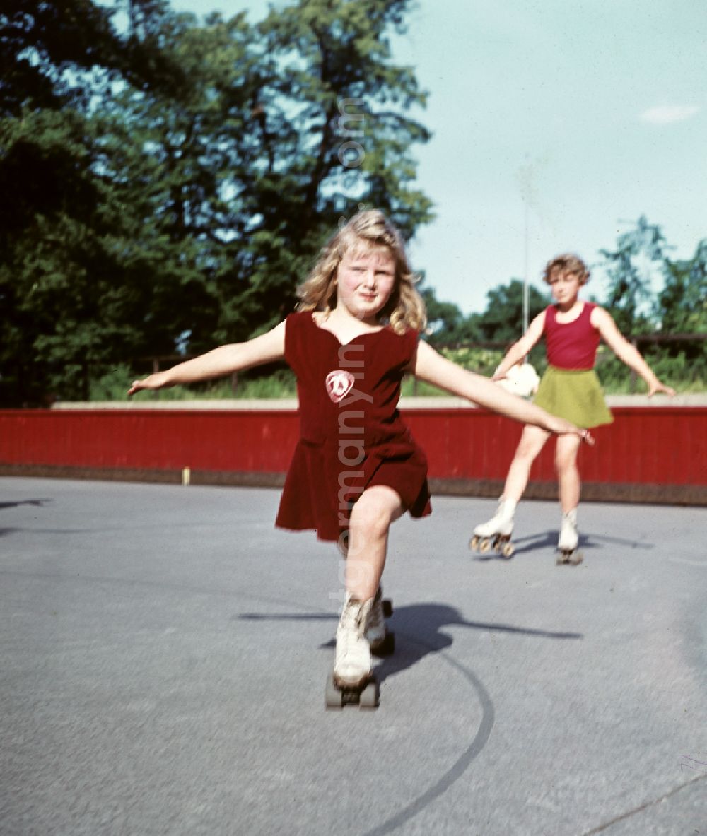 GDR image archive: Dresden - Training and competitive sports center girls roller skating in the Rollkunstlauf department of SV Dresden-Mitte 195