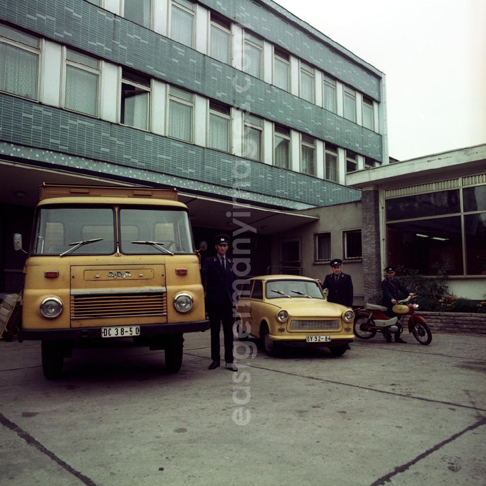 GDR photo archive: Potsdam - Blick in den Innenhof der Postfiliale in Potsdam Babelsberg, Karl-Liebknecht-Straße 138. Drei Postangestellte neben einem LKW vom Typ Robur, einem Trabant und einem Leichtkraftrad der Marke Simson Sperber (Typbezeichnung SR4-3).