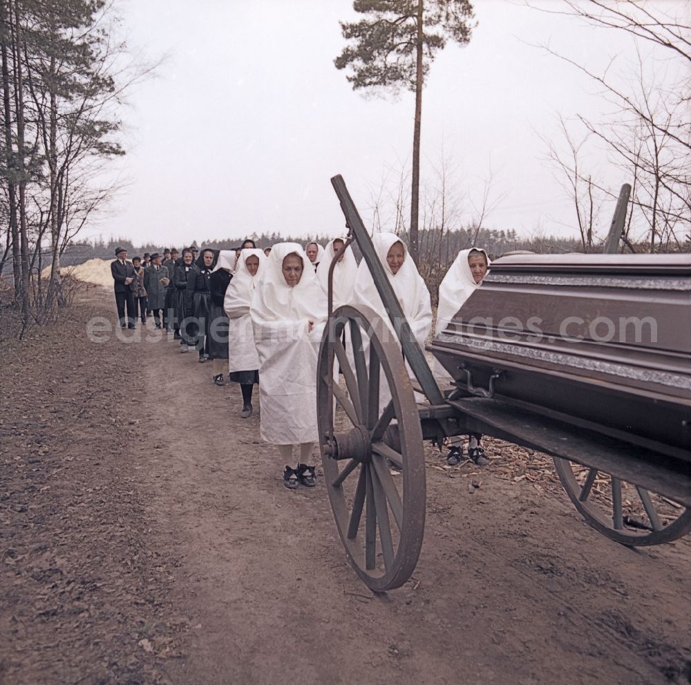 GDR image archive: Sprey - Scene from the film Rublak - The Legend of the Surveyed Land Funeral ceremony with Sorbian mourning costumes on the village street in Sprey, Saxony in the area of the former GDR, German Democratic Republic