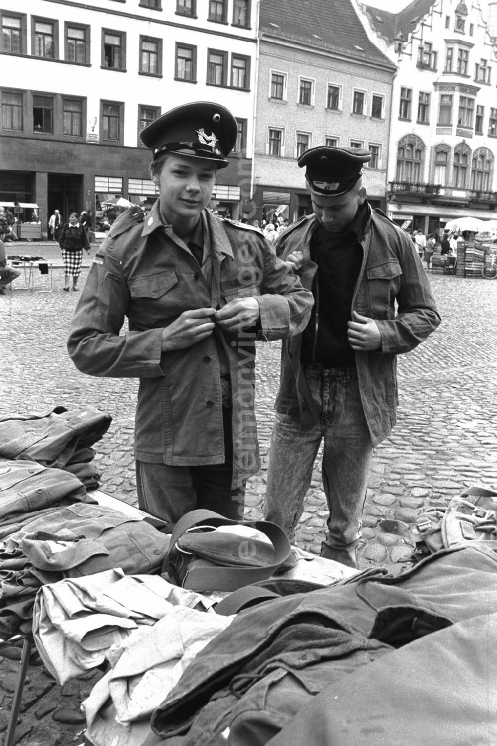 GDR image archive: Wittenberg - Trödelmarkt auf dem Schloßplatz in Wittenberg (Verkauf von ehemaligen NVA-Sachen) 199