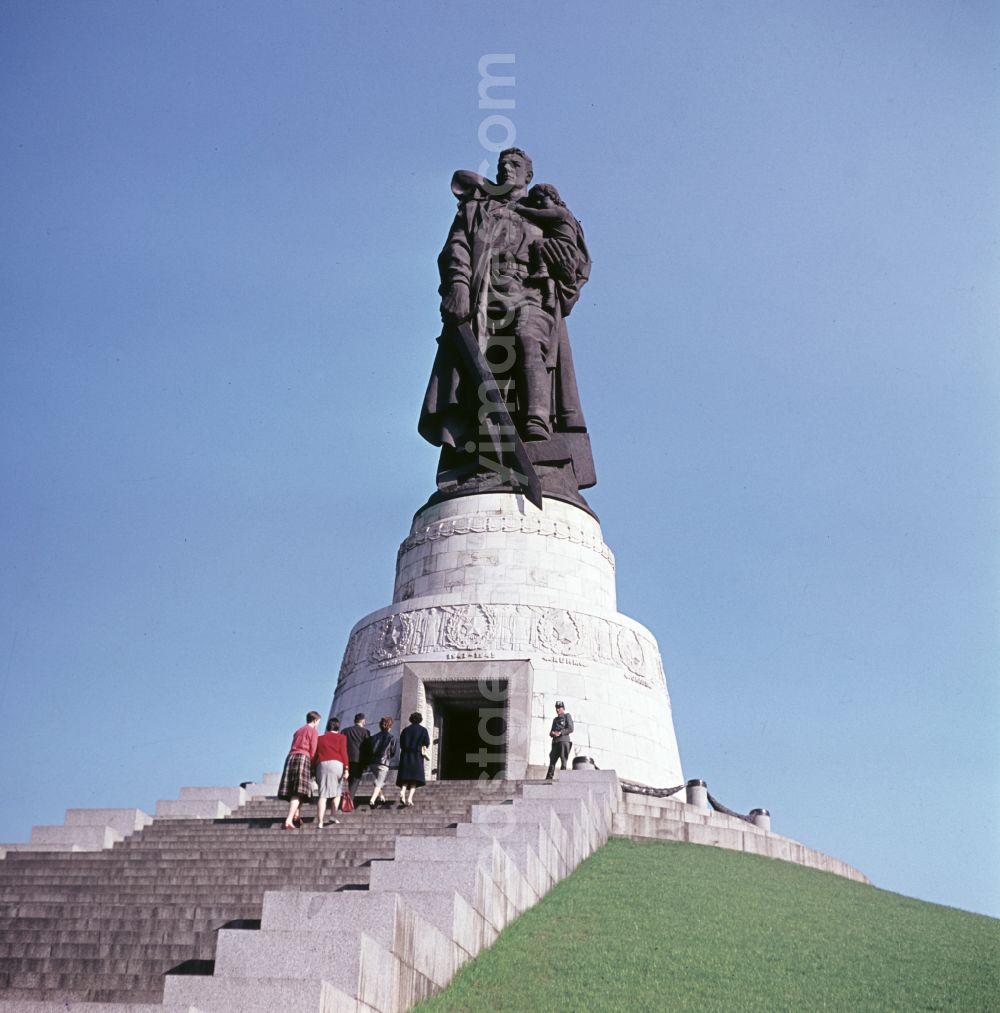 Berlin: Soviet Memorial in Treptower Park in East Berlin on the territory of the former GDR, German Democratic Republic