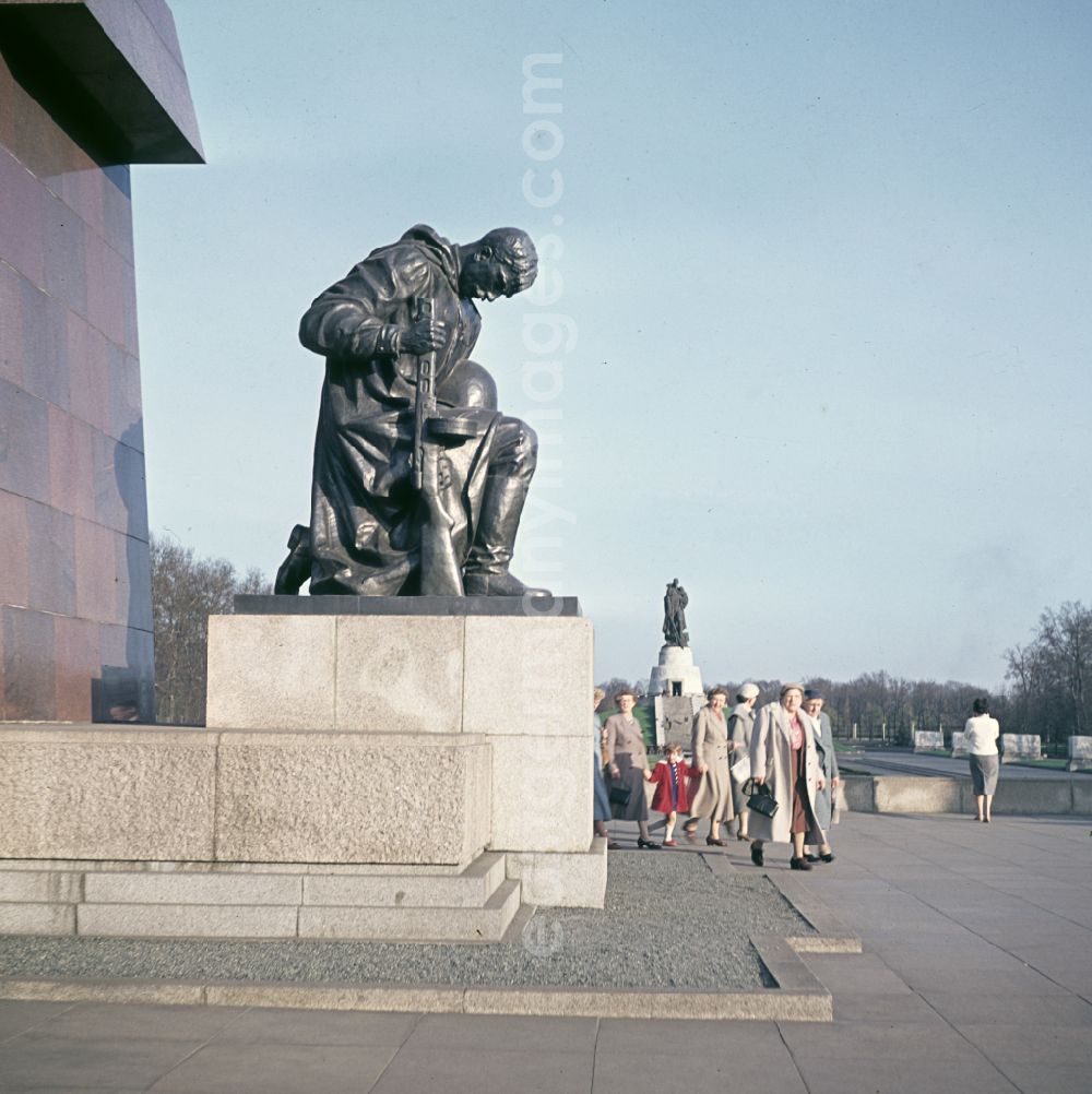 GDR image archive: Berlin - Soviet Memorial in Treptower Park in East Berlin on the territory of the former GDR, German Democratic Republic