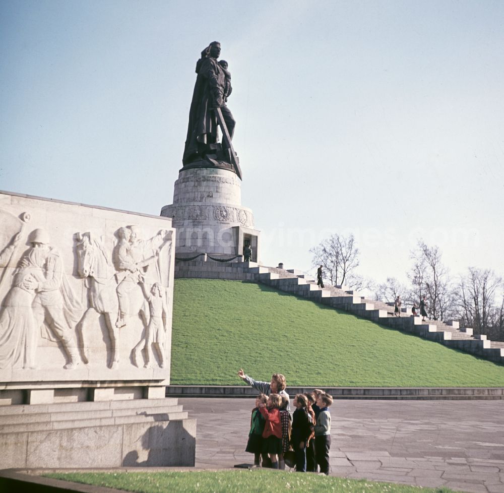 GDR photo archive: Berlin - Soviet Memorial in Treptower Park in East Berlin on the territory of the former GDR, German Democratic Republic