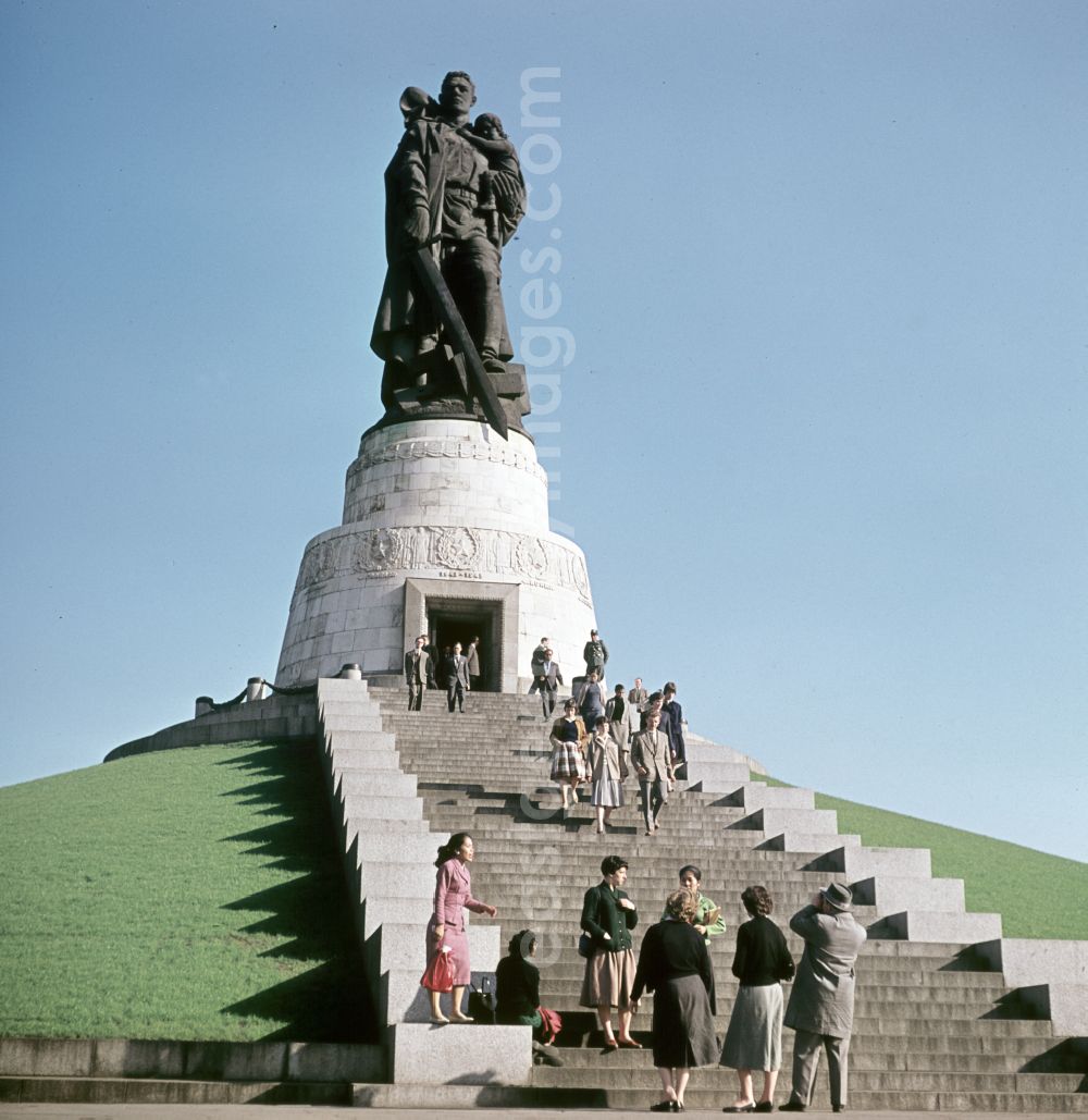 GDR picture archive: Berlin - Soviet Memorial in Treptower Park in East Berlin on the territory of the former GDR, German Democratic Republic