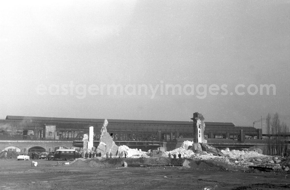 GDR photo archive: Berlin - Rubble remains of the blown up portal - remains of the station building of the demolished war-destroyed ruins of the terminal station Lehrter Bahnhof in the Moabit district of Berlin