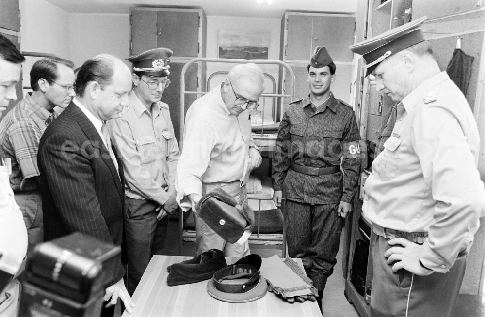 GDR photo archive: Oranienburg - Wolfgang Herger - Head of the Security Affairs Department at the Central Committee of the SED during a visit to a crew quarters during a meeting of army members of the NVA National Peoples Army on the occasion of a troop visit by American soldiers and military observers in the 2nd Konrad Wolf radio regiment in Oranienburg, Brandenburg in the territory of the former GDR, German Democratic Republic