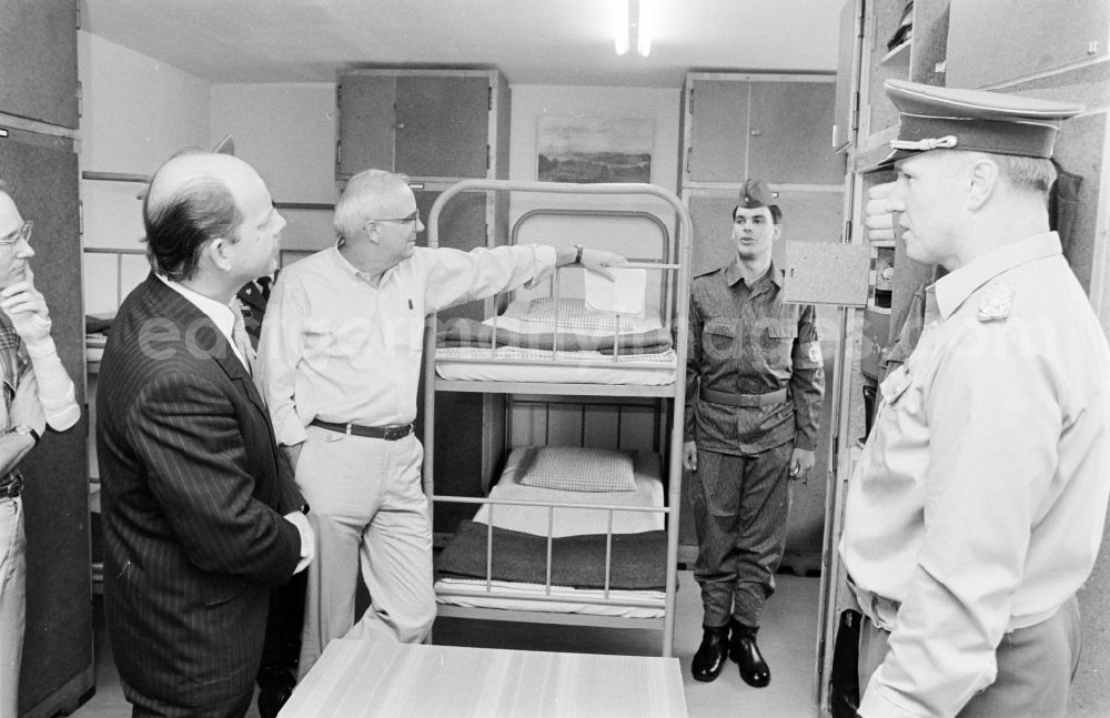 GDR picture archive: Oranienburg - Wolfgang Herger - Head of the Security Affairs Department at the Central Committee of the SED during a visit to a crew quarters during a meeting of army members of the NVA National Peoples Army on the occasion of a troop visit by American soldiers and military observers in the 2nd Konrad Wolf radio regiment in Oranienburg, Brandenburg in the territory of the former GDR, German Democratic Republic