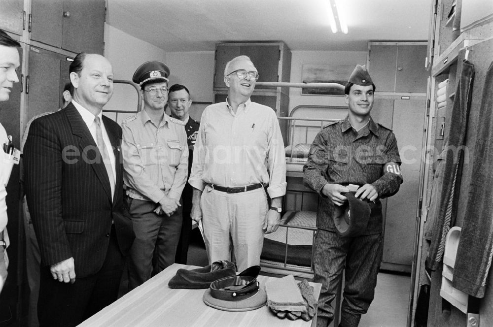 Oranienburg: Wolfgang Herger - Head of the Security Affairs Department at the Central Committee of the SED during a visit to a crew quarters during a meeting of army members of the NVA National Peoples Army on the occasion of a troop visit by American soldiers and military observers in the 2nd Konrad Wolf radio regiment in Oranienburg, Brandenburg in the territory of the former GDR, German Democratic Republic