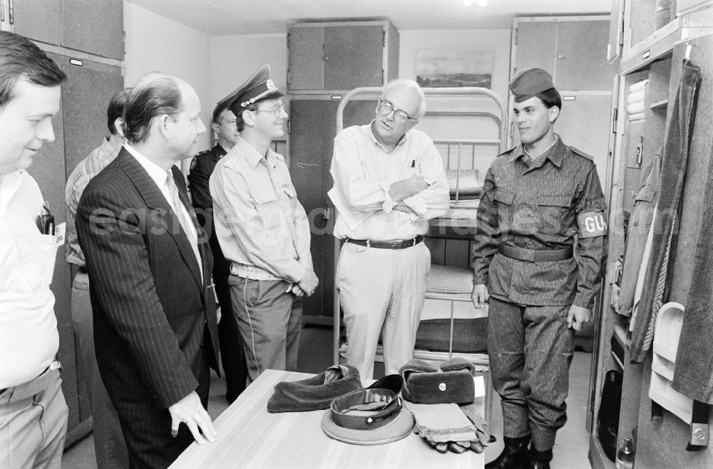 GDR image archive: Oranienburg - Wolfgang Herger - Head of the Security Affairs Department at the Central Committee of the SED during a visit to a crew quarters during a meeting of army members of the NVA National Peoples Army on the occasion of a troop visit by American soldiers and military observers in the 2nd Konrad Wolf radio regiment in Oranienburg, Brandenburg in the territory of the former GDR, German Democratic Republic