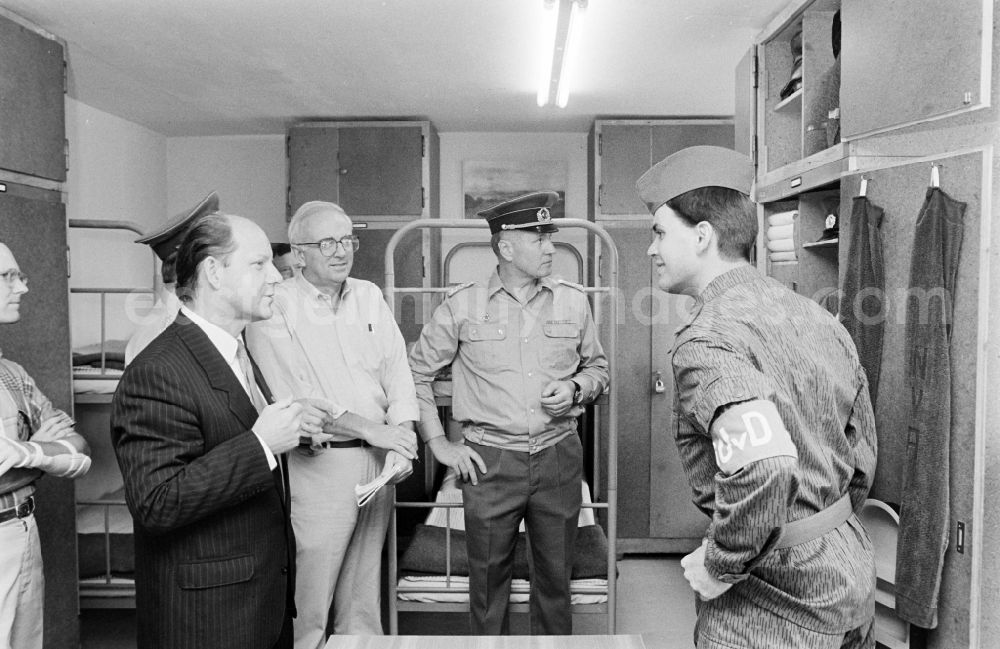 GDR photo archive: Oranienburg - Wolfgang Herger - Head of the Security Affairs Department at the Central Committee of the SED during a visit to a crew quarters during a meeting of army members of the NVA National Peoples Army on the occasion of a troop visit by American soldiers and military observers in the 2nd Konrad Wolf radio regiment in Oranienburg, Brandenburg in the territory of the former GDR, German Democratic Republic