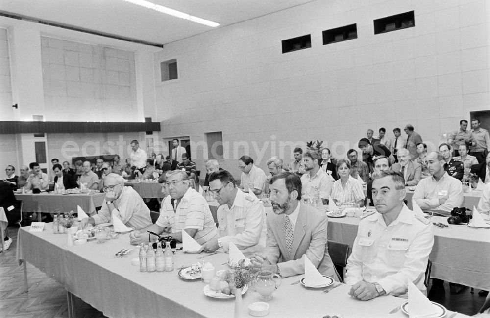 Oranienburg: Meeting at the NVA National Peoples Army office on the occasion of a troop visit by American army personnel and military observers in the radio relay regiment-2 Konrad Wolf (RiFuR-2) in Oranienburg, Brandenburg in the territory of the former GDR, German Democratic Republic