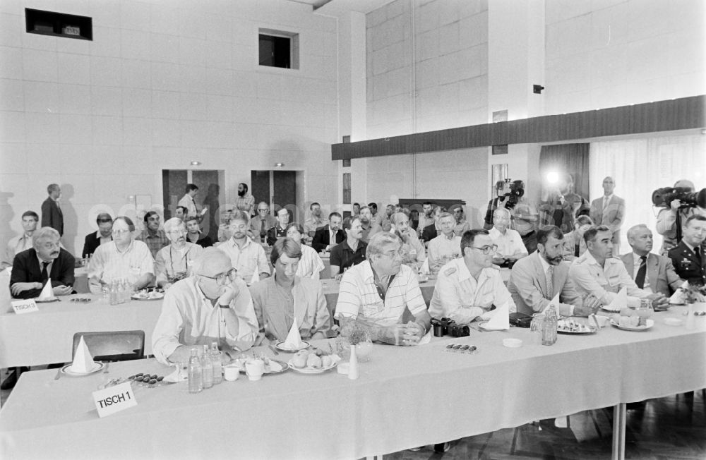 GDR image archive: Oranienburg - Meeting at the NVA National Peoples Army office on the occasion of a troop visit by American army personnel and military observers in the radio relay regiment-2 Konrad Wolf (RiFuR-2) in Oranienburg, Brandenburg in the territory of the former GDR, German Democratic Republic