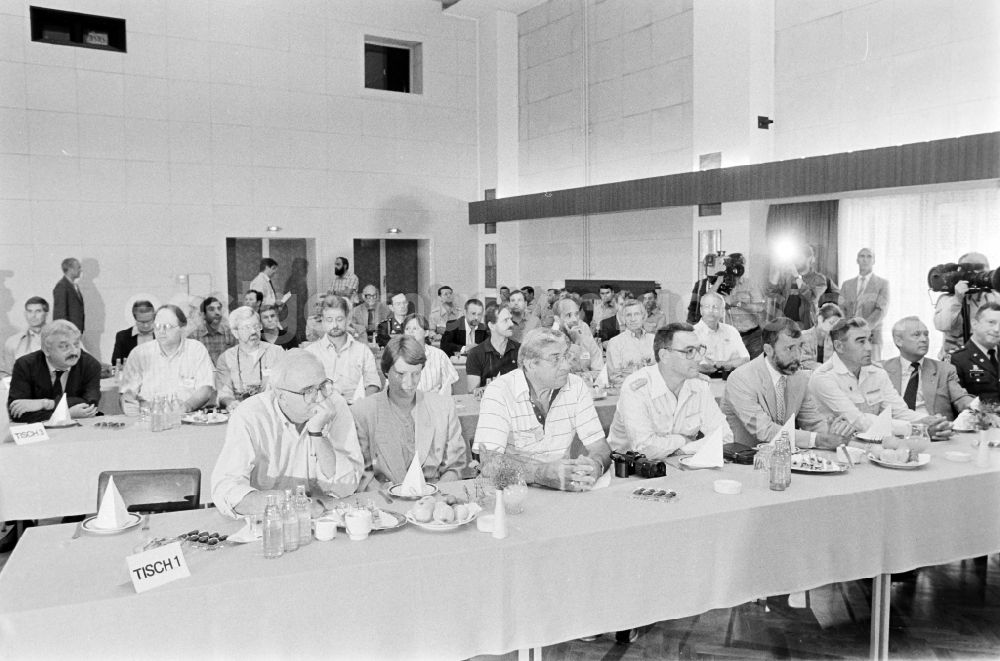 GDR photo archive: Oranienburg - Meeting at the NVA National Peoples Army office on the occasion of a troop visit by American army personnel and military observers in the radio relay regiment-2 Konrad Wolf (RiFuR-2) in Oranienburg, Brandenburg in the territory of the former GDR, German Democratic Republic