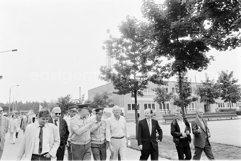 GDR picture archive: Oranienburg - Meeting at the NVA National Peoples Army office on the occasion of a troop visit by American army personnel and military observers in the radio relay regiment-2 Konrad Wolf (RiFuR-2) in Oranienburg, Brandenburg in the territory of the former GDR, German Democratic Republic