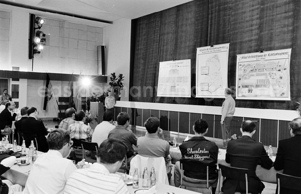 GDR image archive: Oranienburg - Meeting at the NVA National Peoples Army office on the occasion of a troop visit by American army personnel and military observers in the radio relay regiment-2 Konrad Wolf (RiFuR-2) in Oranienburg, Brandenburg in the territory of the former GDR, German Democratic Republic