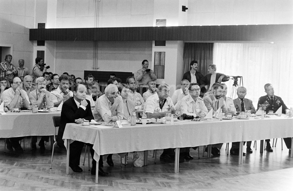 GDR photo archive: Oranienburg - Meeting at the NVA National Peoples Army office on the occasion of a troop visit by American army personnel and military observers in the radio relay regiment-2 Konrad Wolf (RiFuR-2) in Oranienburg, Brandenburg in the territory of the former GDR, German Democratic Republic