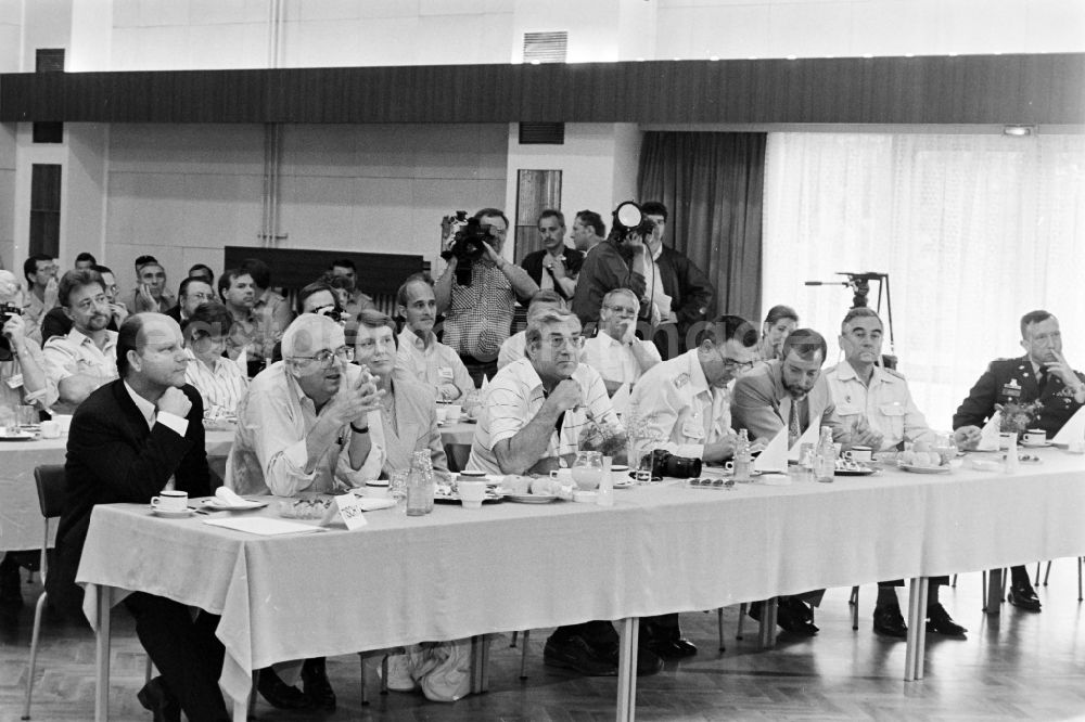 GDR picture archive: Oranienburg - Meeting at the NVA National Peoples Army office on the occasion of a troop visit by American army personnel and military observers in the radio relay regiment-2 Konrad Wolf (RiFuR-2) in Oranienburg, Brandenburg in the territory of the former GDR, German Democratic Republic