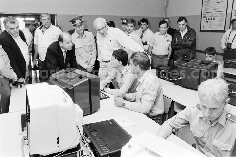 Oranienburg: Meeting at the NVA National Peoples Army office on the occasion of a troop visit by American army personnel and military observers in the radio relay regiment-2 Konrad Wolf (RiFuR-2) in Oranienburg, Brandenburg in the territory of the former GDR, German Democratic Republic