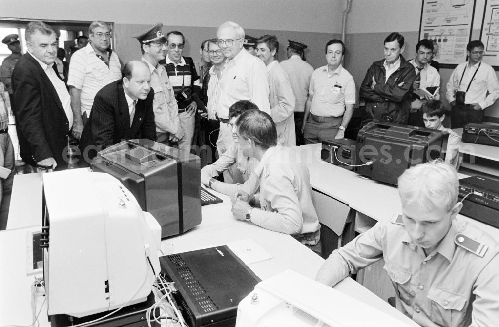 GDR image archive: Oranienburg - Meeting at the NVA National Peoples Army office on the occasion of a troop visit by American army personnel and military observers in the radio relay regiment-2 Konrad Wolf (RiFuR-2) in Oranienburg, Brandenburg in the territory of the former GDR, German Democratic Republic