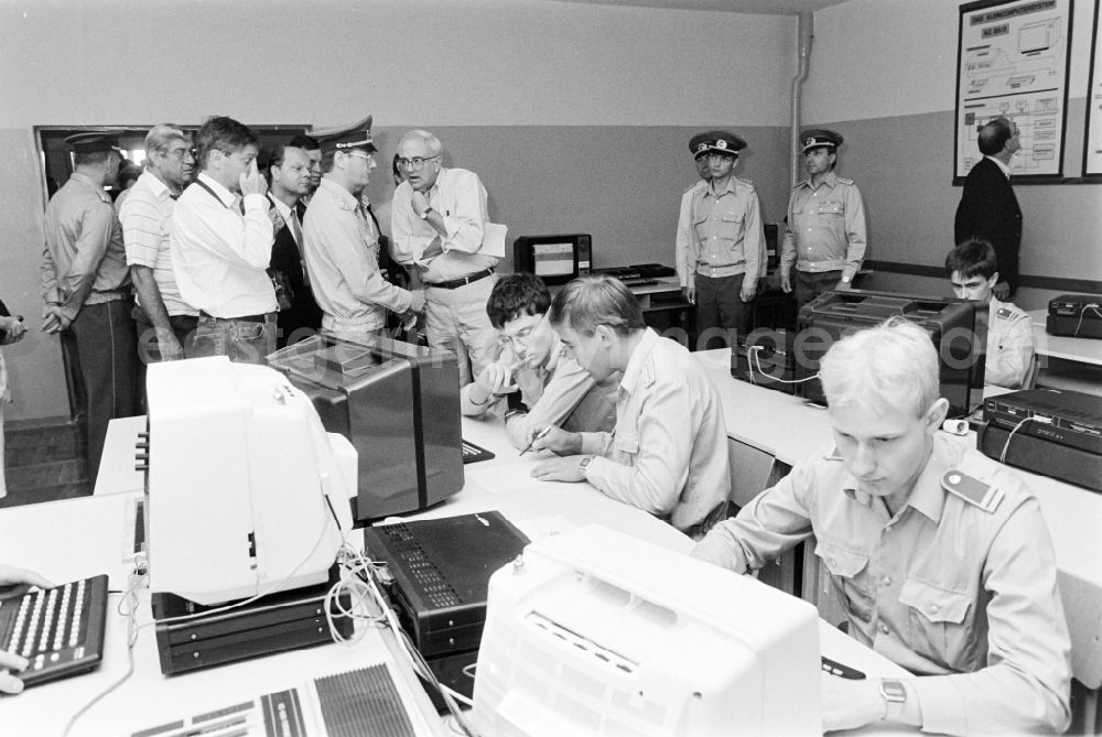 GDR photo archive: Oranienburg - Meeting at the NVA National Peoples Army office on the occasion of a troop visit by American army personnel and military observers in the radio relay regiment-2 Konrad Wolf (RiFuR-2) in Oranienburg, Brandenburg in the territory of the former GDR, German Democratic Republic