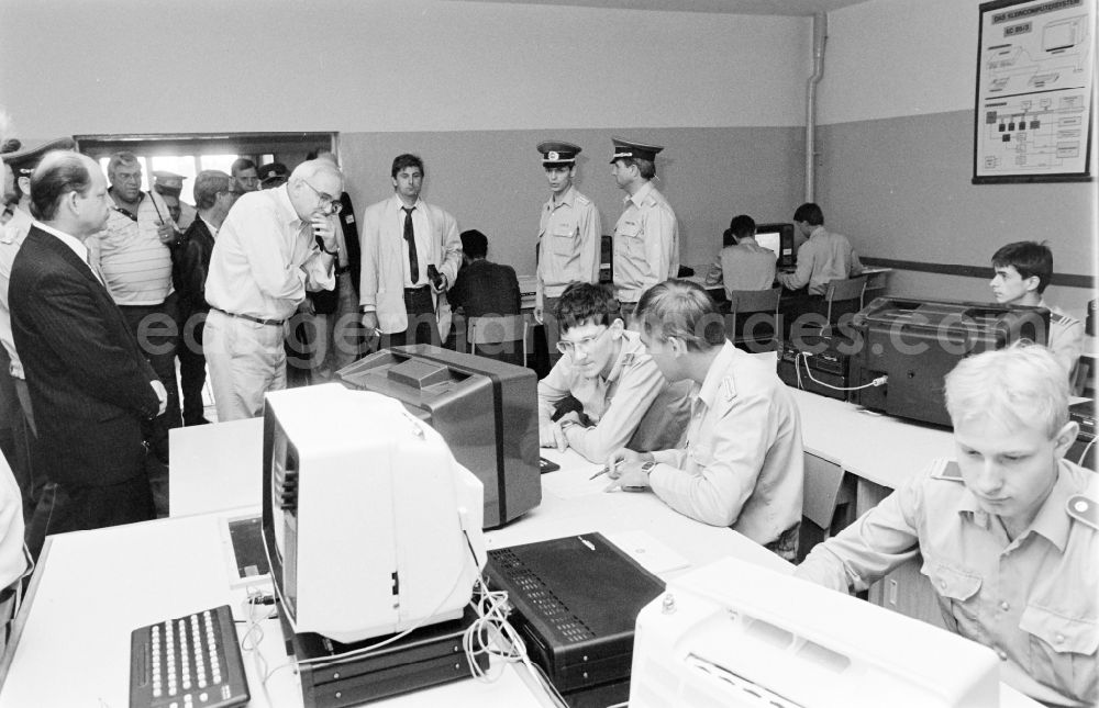 GDR picture archive: Oranienburg - Meeting at the NVA National Peoples Army office on the occasion of a troop visit by American army personnel and military observers in the radio relay regiment-2 Konrad Wolf (RiFuR-2) in Oranienburg, Brandenburg in the territory of the former GDR, German Democratic Republic