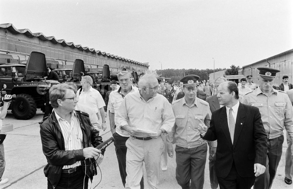 GDR image archive: Oranienburg - Meeting at the NVA National Peoples Army office on the occasion of a troop visit by American army personnel and military observers in the radio relay regiment-2 Konrad Wolf (RiFuR-2) in Oranienburg, Brandenburg in the territory of the former GDR, German Democratic Republic