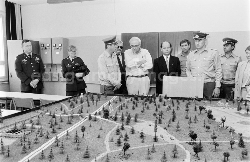 GDR photo archive: Oranienburg - Meeting at the NVA National People's Army office on the occasion of a troop visit by American army personnel and military observers in the planning and situation center of the Radio Regiment-2 Konrad Wolf (RiFuR-2) in Oranienburg, Brandenburg in the territory of the former GDR, German Democratic Republic