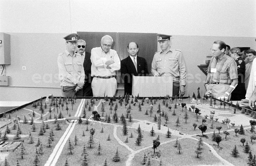 GDR picture archive: Oranienburg - Meeting at the NVA National People's Army office on the occasion of a troop visit by American army personnel and military observers in the planning and situation center of the Radio Regiment-2 Konrad Wolf (RiFuR-2) in Oranienburg, Brandenburg in the territory of the former GDR, German Democratic Republic