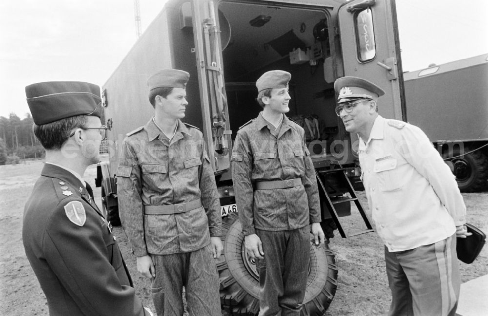 Oranienburg: Meeting at the NVA National People's Army office on the occasion of a troop visit by American army personnel and military observers in the Radio Regiment-2 Konrad Wolf (RiFuR-2) in Oranienburg, Brandenburg in the territory of the former GDR, German Democratic Republic