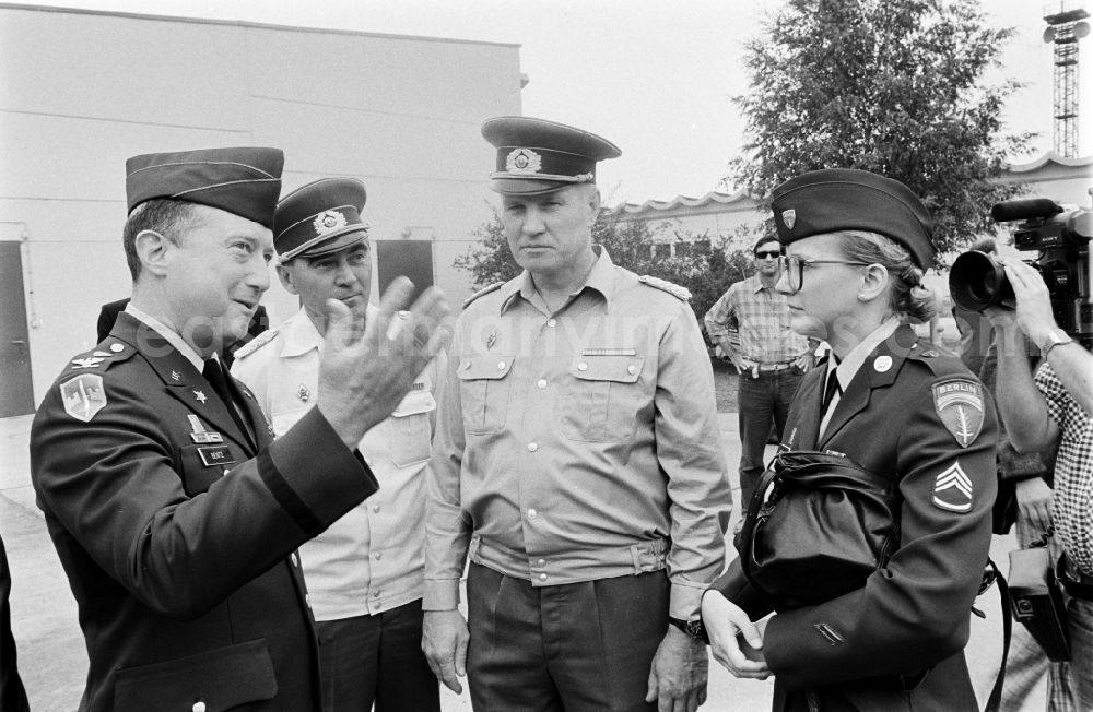 GDR image archive: Oranienburg - Meeting at the NVA National People's Army office on the occasion of a troop visit by American army personnel and military observers in the Radio Regiment-2 Konrad Wolf (RiFuR-2) in Oranienburg, Brandenburg in the territory of the former GDR, German Democratic Republic