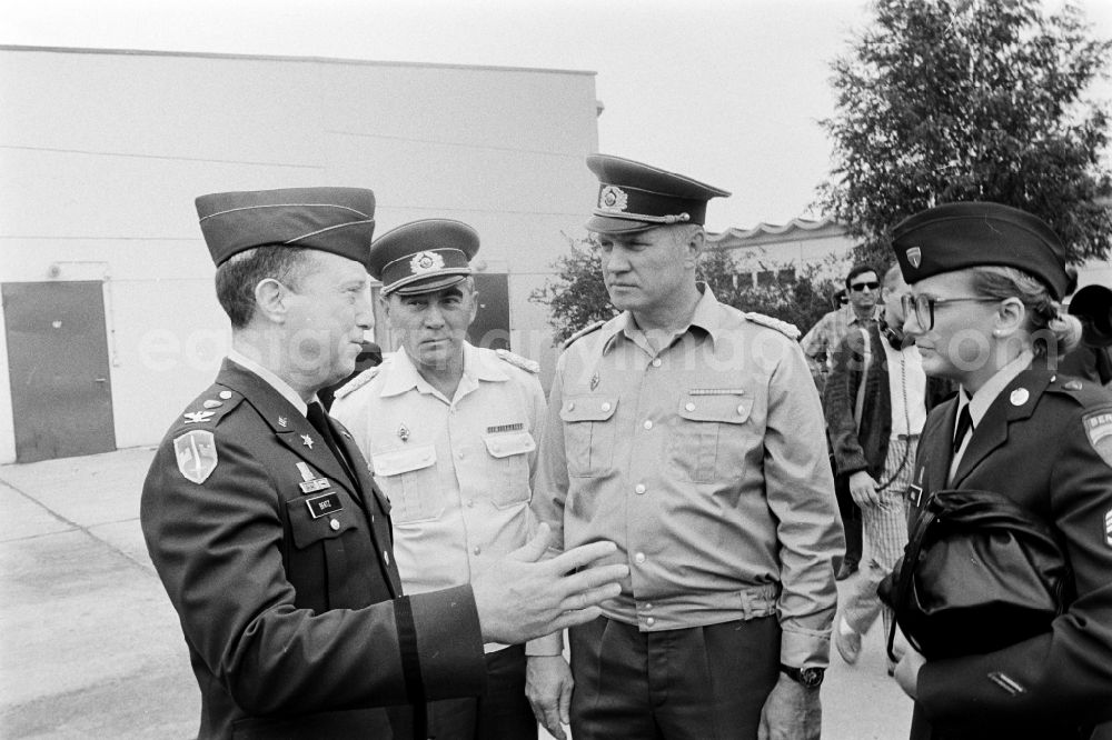 GDR photo archive: Oranienburg - Meeting at the NVA National People's Army office on the occasion of a troop visit by American army personnel and military observers in the Radio Regiment-2 Konrad Wolf (RiFuR-2) in Oranienburg, Brandenburg in the territory of the former GDR, German Democratic Republic