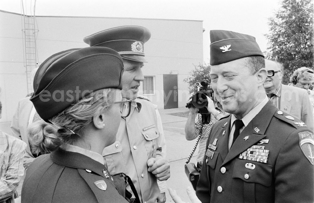 GDR picture archive: Oranienburg - Meeting at the NVA National People's Army office on the occasion of a troop visit by American army personnel and military observers in the Radio Regiment-2 Konrad Wolf (RiFuR-2) in Oranienburg, Brandenburg in the territory of the former GDR, German Democratic Republic