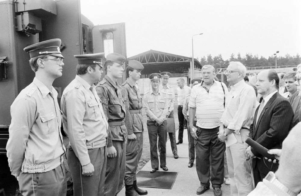 Oranienburg: Meeting at the NVA National People's Army office on the occasion of a troop visit by American army personnel and military observers in the Radio Regiment-2 Konrad Wolf (RiFuR-2) in Oranienburg, Brandenburg in the territory of the former GDR, German Democratic Republic