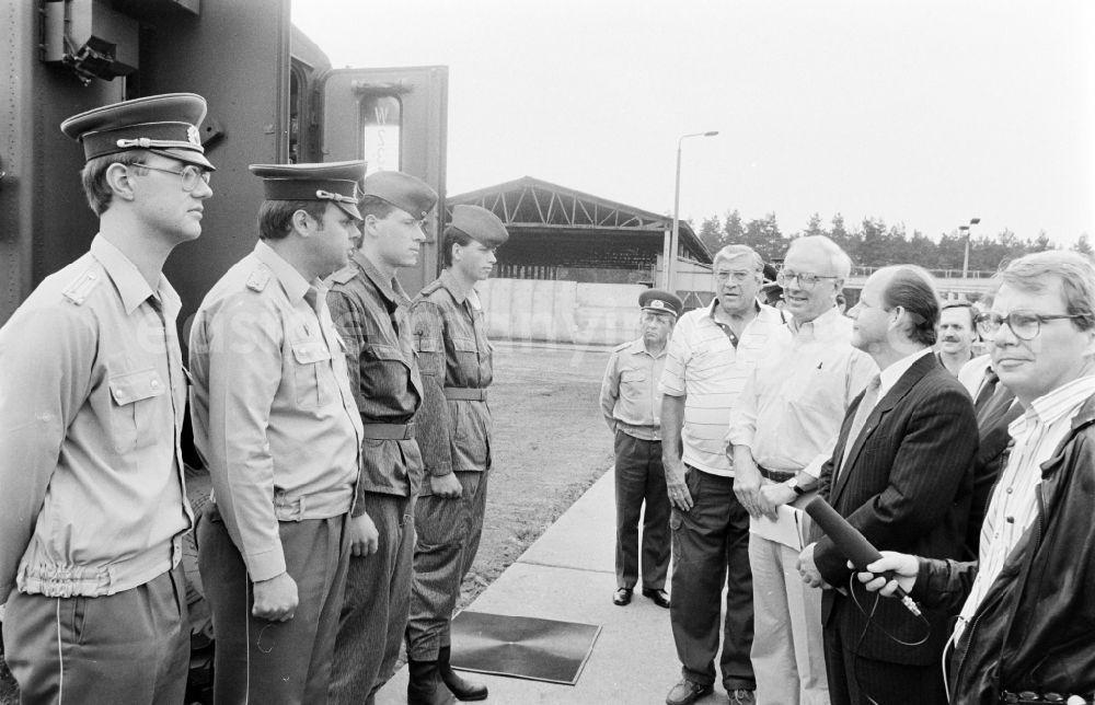 GDR image archive: Oranienburg - Meeting at the NVA National People's Army office on the occasion of a troop visit by American army personnel and military observers in the Radio Regiment-2 Konrad Wolf (RiFuR-2) in Oranienburg, Brandenburg in the territory of the former GDR, German Democratic Republic