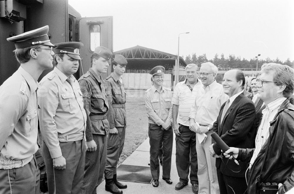 GDR photo archive: Oranienburg - Meeting at the NVA National People's Army office on the occasion of a troop visit by American army personnel and military observers in the Radio Regiment-2 Konrad Wolf (RiFuR-2) in Oranienburg, Brandenburg in the territory of the former GDR, German Democratic Republic