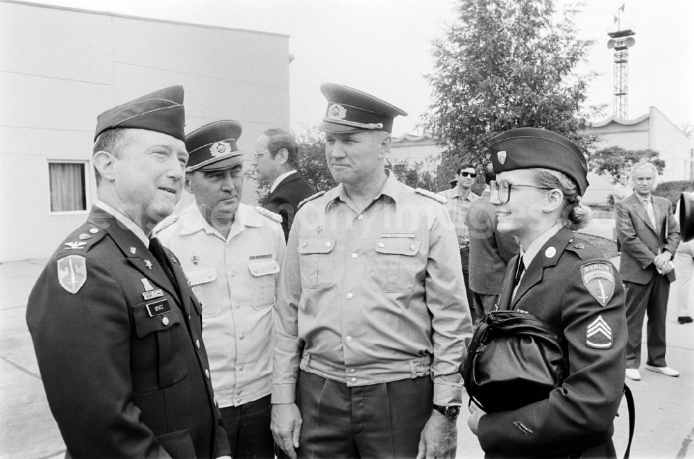 GDR picture archive: Oranienburg - Meeting at the NVA National People's Army office on the occasion of a troop visit by American army personnel and military observers in the Radio Regiment-2 Konrad Wolf (RiFuR-2) in Oranienburg, Brandenburg in the territory of the former GDR, German Democratic Republic