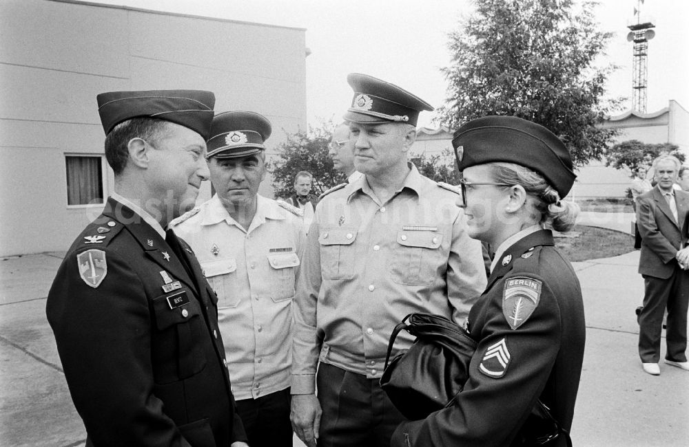 Oranienburg: Meeting at the NVA National People's Army office on the occasion of a troop visit by American army personnel and military observers in the Radio Regiment-2 Konrad Wolf (RiFuR-2) in Oranienburg, Brandenburg in the territory of the former GDR, German Democratic Republic