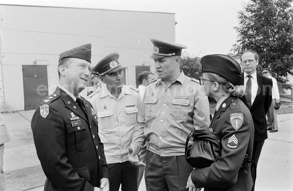 GDR image archive: Oranienburg - Meeting at the NVA National People's Army office on the occasion of a troop visit by American army personnel and military observers in the Radio Regiment-2 Konrad Wolf (RiFuR-2) in Oranienburg, Brandenburg in the territory of the former GDR, German Democratic Republic