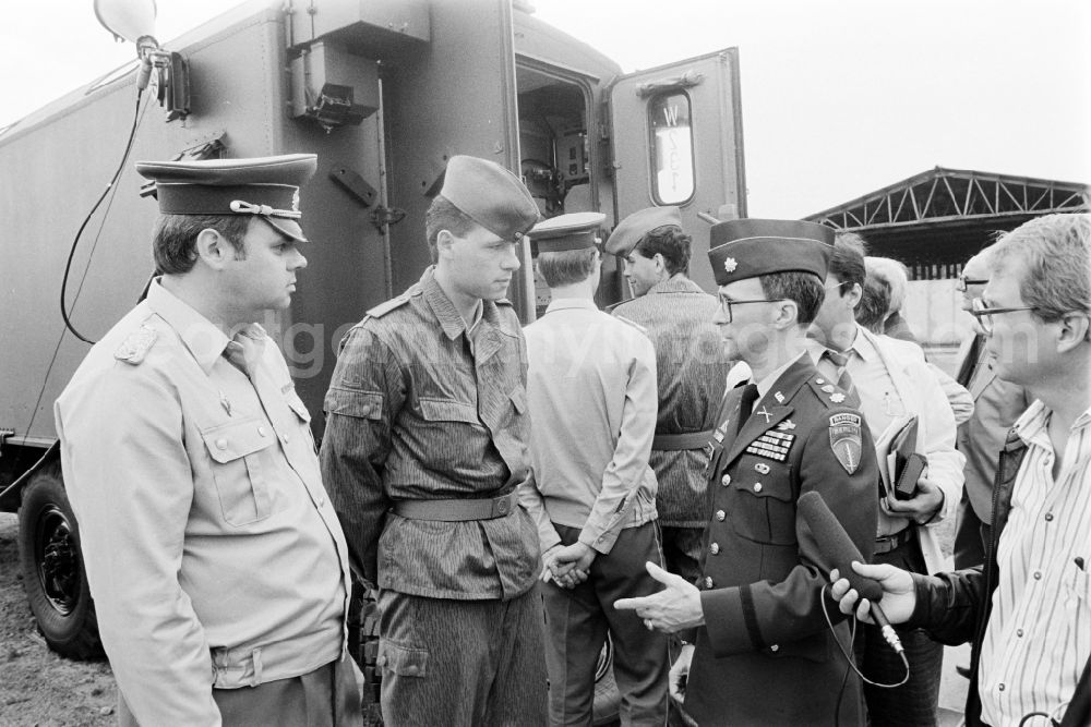 GDR photo archive: Oranienburg - Meeting at the NVA National People's Army office on the occasion of a troop visit by American army personnel and military observers in the Radio Regiment-2 Konrad Wolf (RiFuR-2) in Oranienburg, Brandenburg in the territory of the former GDR, German Democratic Republic